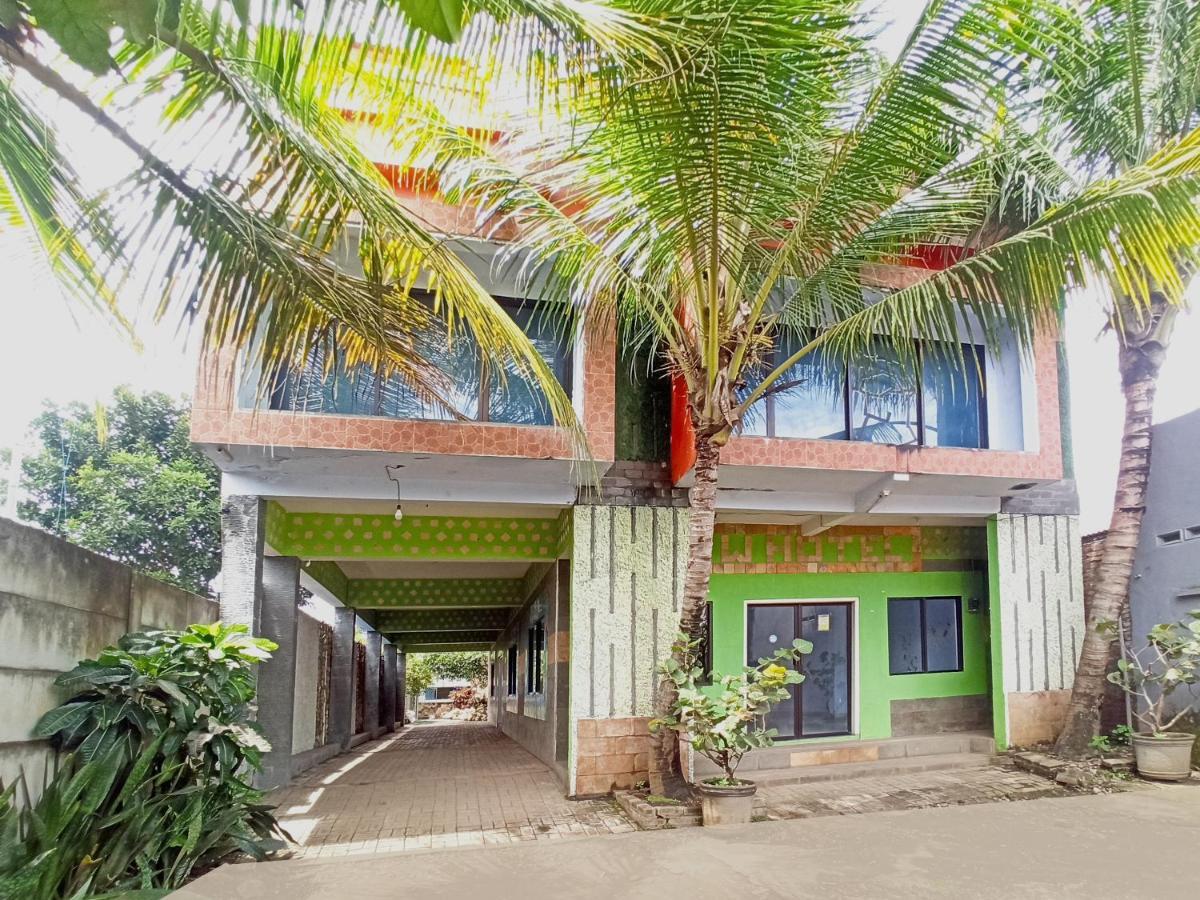 Oyo 90093 Dw Hotel Malang Exterior photo