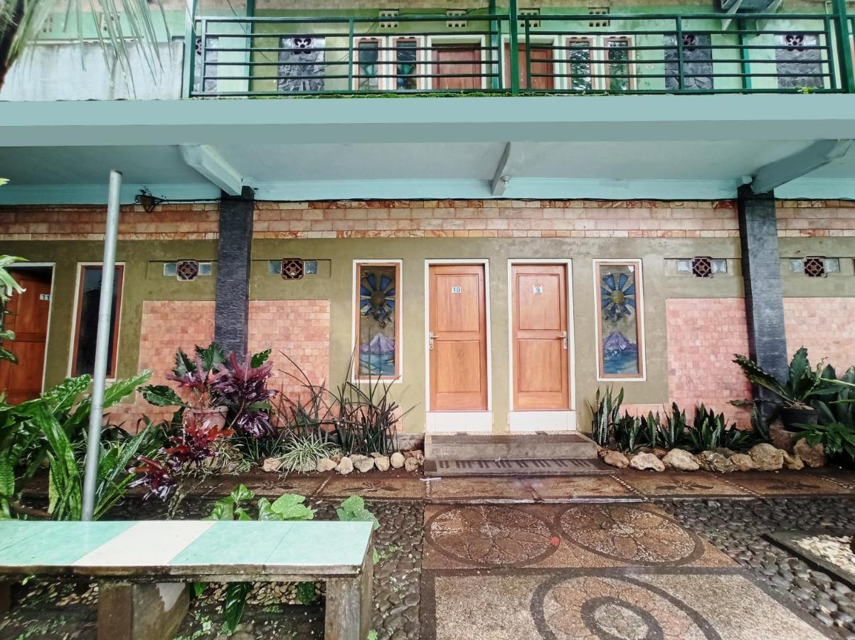 Oyo 90093 Dw Hotel Malang Exterior photo