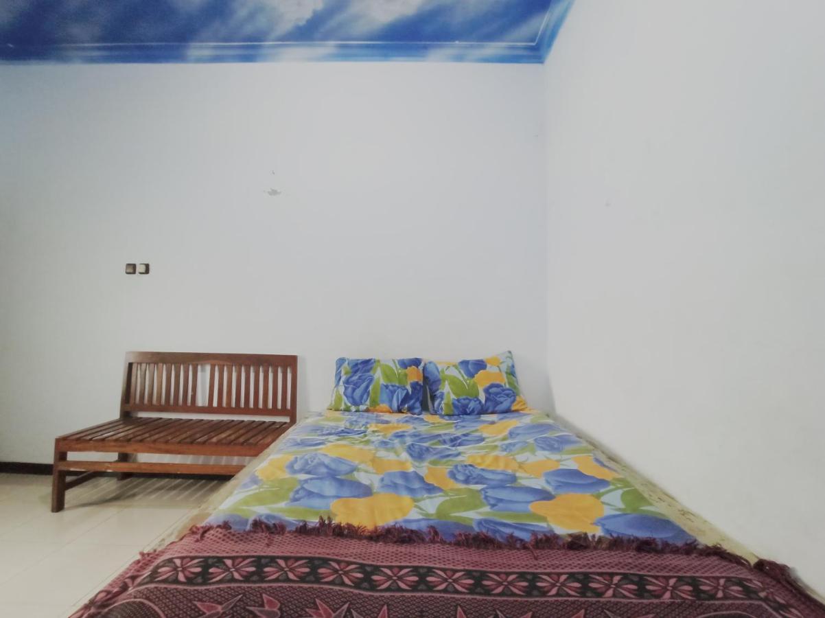 Oyo 90093 Dw Hotel Malang Exterior photo