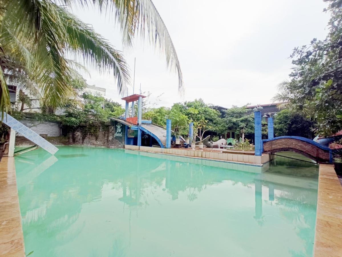 Oyo 90093 Dw Hotel Malang Exterior photo